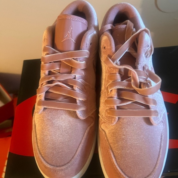 Jordan Women's Athletic Shoes Air Jordan 1 Low SE Pink Velvet - Picture 5 of 6